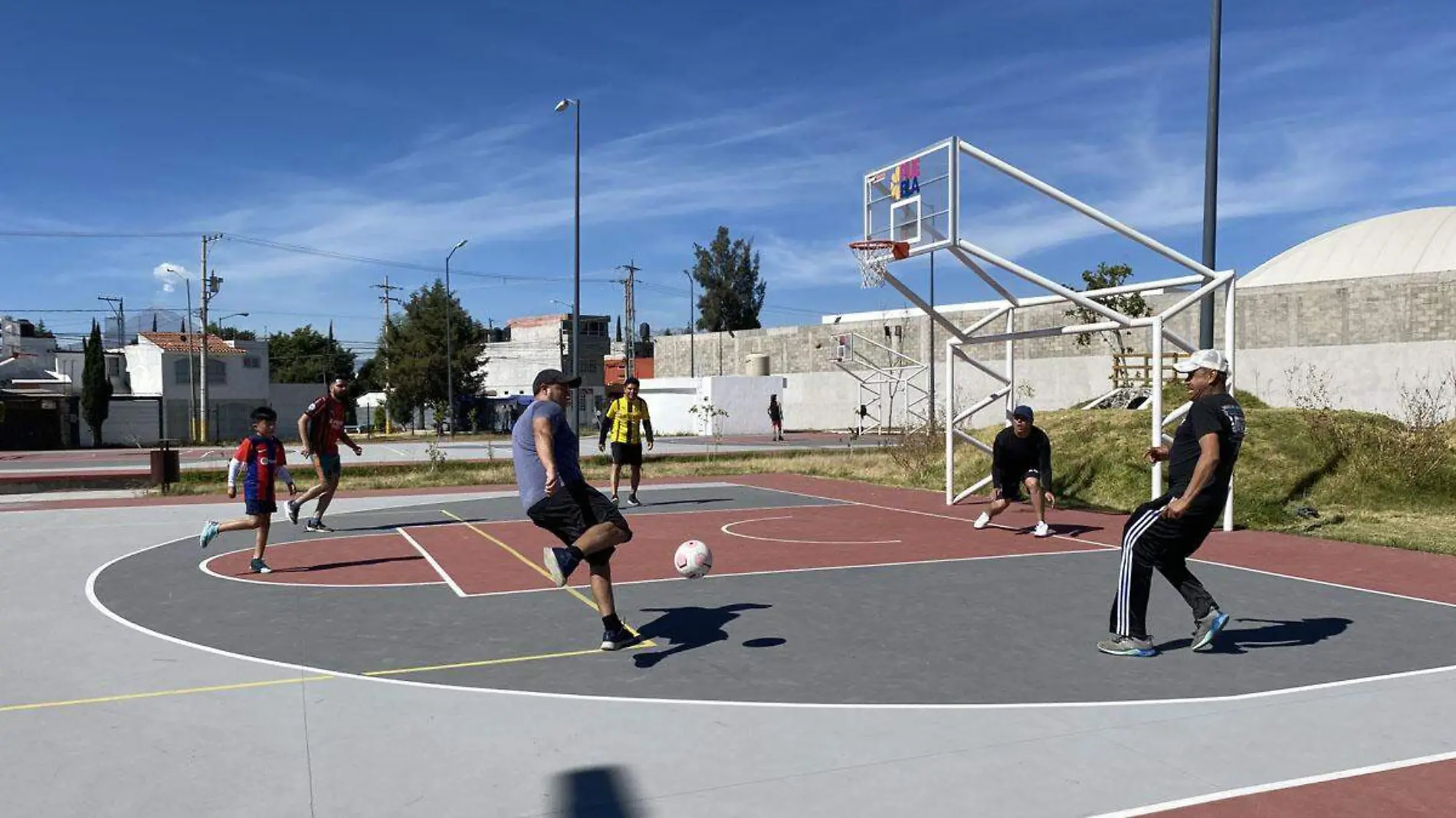 poblanos jugando futbol en parque quetzalcoatl 